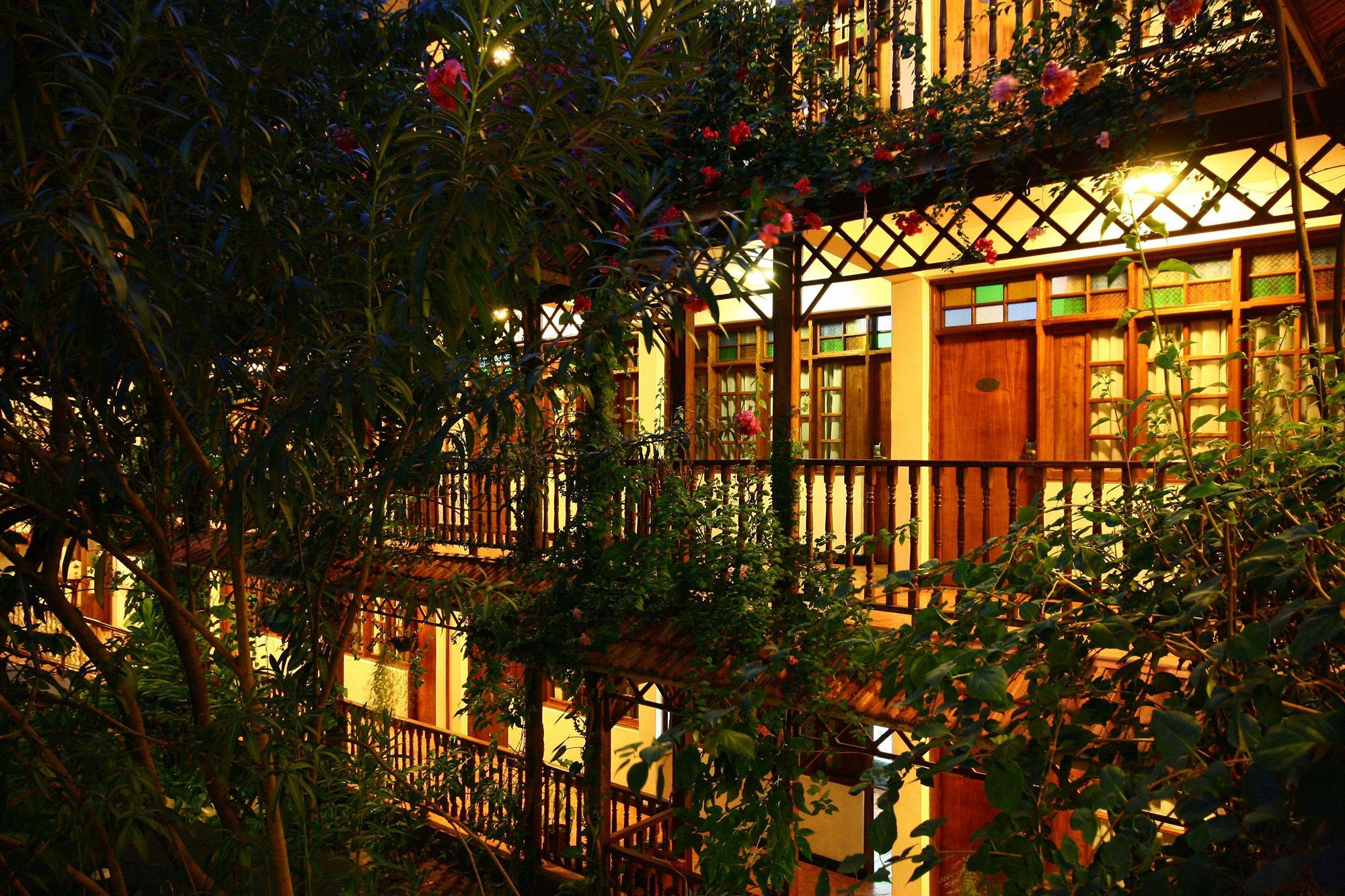Protea Hotel By Marriott Dar Es Salaam Courtyard Exterior foto
